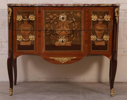 LEONARD BOUDIN (Maître en 1761) COMMODE SAUTEUSE MARQUETE PORTANT L'ESTAMP. DE LEONARD...