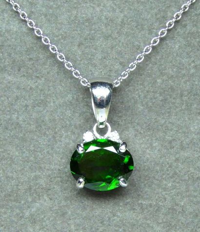 null Pendentif or blanc centré d'un RARE Diopside ovale NATURELLE d'un vert puissant...