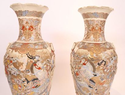 null SPECTACULAIRE ET IMPORTANTE PAIRE DE VASES BALUSTRES JAPON

En céramique à riches...