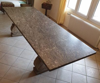 null GRANDE TABLE EN MARBRE ET PIERRE

A plateau rectangulaire en marbre gris veiné,...