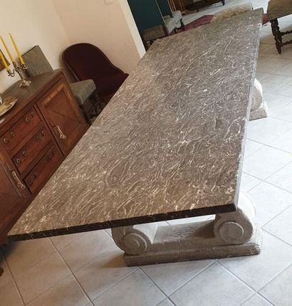 null GRANDE TABLE EN MARBRE ET PIERRE

A plateau rectangulaire en marbre gris veiné,...