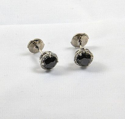 null Paire de boucles d'oreilles or blanc centrées de 2 rares diamants noirs pesant...