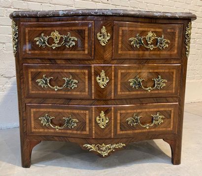 null COMMODE MARQUETEE REGENCE

In marquetry of curly veneer wood, with framing fillets....