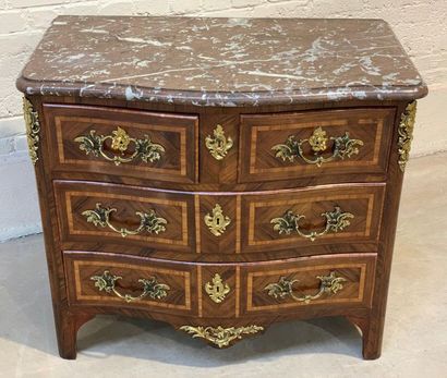 null COMMODE MARQUETEE REGENCE

In marquetry of curly veneer wood, with framing fillets....