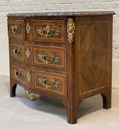 null COMMODE MARQUETEE REGENCE

In marquetry of curly veneer wood, with framing fillets....