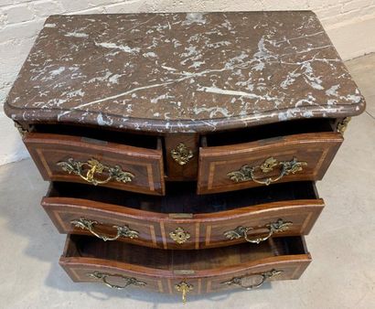 null COMMODE MARQUETEE REGENCE

In marquetry of curly veneer wood, with framing fillets....