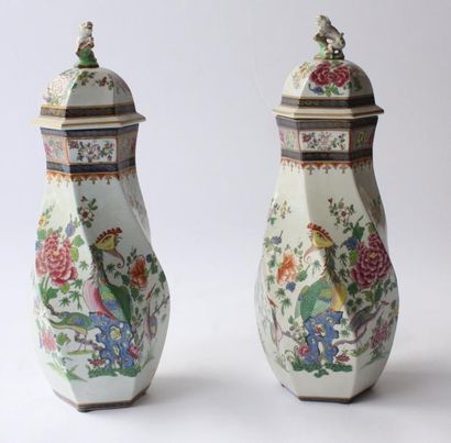 SAMSON Paire de vases couverts à pans coupés torses, en porcelaine émaillée polychrome...