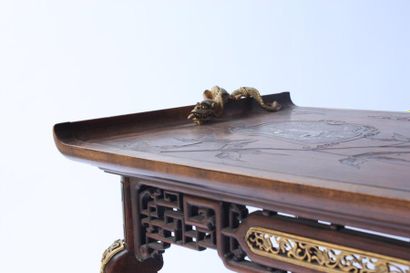 GABRIEL VIARDOT (1830-1906) Table pagode à thé, en érable sycomore teinté acajou,...