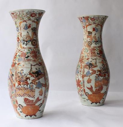 JAPON Paire de vases en porcelaine polychrome à décor d'oiseaux et de personnages....