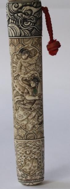 null IVOIRE Katana à décor de courtisanes et dragons dans des nuées H: 35 cm