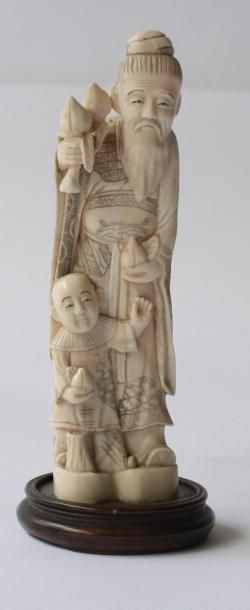 null IVOIRE Okimono, représentant un vieil homme et un enfant Japon, fin du XIXème...