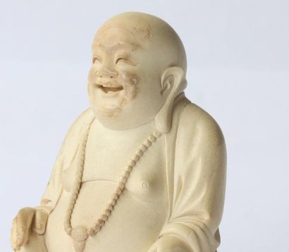 null IVOIRE Okimono, représentant un Bouddha assis riant avec un collier H: 21 c...