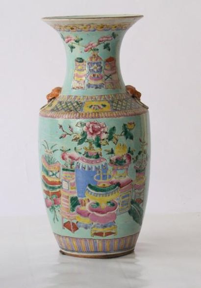 CHINE Paire de vases en porcelaine émaillé polychrome à fond bleu céladon à décor...