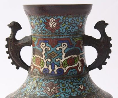 CHINE Paire de vases à col, en bronze patiné et émaux cloisonnés polychromes sur...