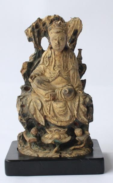 null BOUDDHA En bois sculpté, traces de polychromie. Sur socle. Chine - Travail ancien...