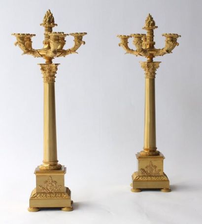 null PAIRE DE GRANDS CANDELABRES En bronze ciselé et doré en forme de lampe antique,...