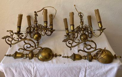 null PAIRE DE DEUX PETITS LUSTRES ET DEUX APPLIQUES - En bronze doré - Epoque XXe...