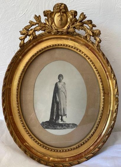 null PHOTO OF AN ELEGANT - In an oval gilded stucco frame - 20th Century 

H: 39...