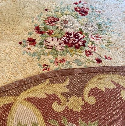 null ROUND CARPET IN THE TASTE OF SOAP 

With floral decoration 

D: 250 cm