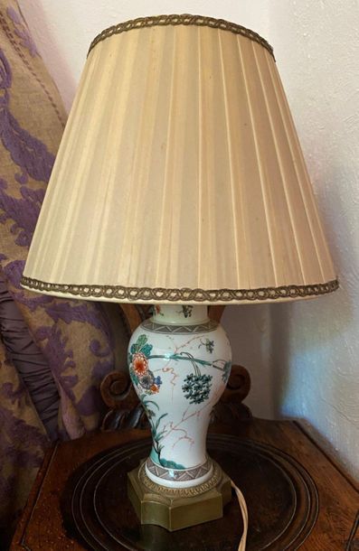 null SMALL LAMP - In porcelain mounted in bronze - 19th century 

H: 40 cm