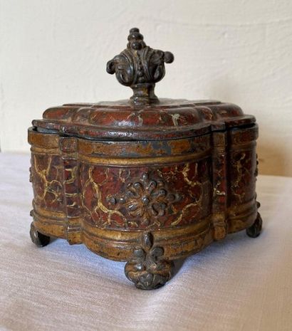 null TOBACCO TIN BOX - Louis XIV period - Four-lobed shape, in polychromed lead with...