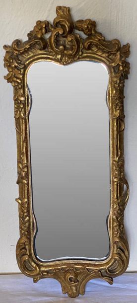 null SMALL CARVED GILDED WOODEN MIRROR 

18th century 

H: 51 x W: 20.5 cm