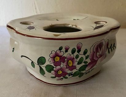 null SMALL INK - Eastern earthenware, 18th century 
 
With flower decoration 

H:...