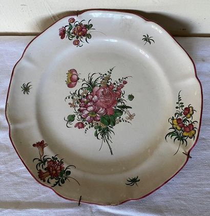 null Islettes earthenware plate 

With flower decoration 

Late 18th century 

D:...