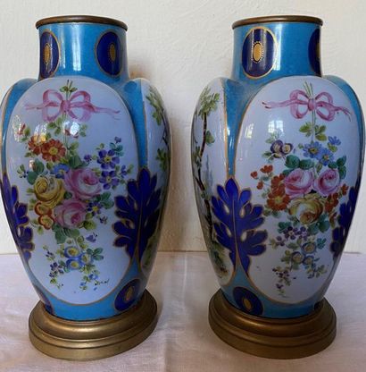 null SAMSON

Pair of polychrome porcelain vases decorated with trendy birds and flowers...