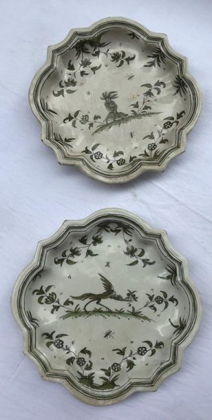 null MOUSTIERS

Pair of small dishes with earthenware decoration

18th century