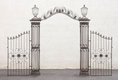 null VERY NICE WROUGHT-IRON ROSE GARDEN GATE 

Condition of use.

20th century period.

H...