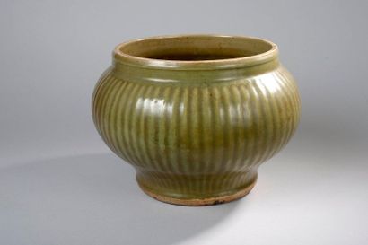null Large LONGQUAN porcelain broth molded under a monochrome celadon cover of vertical...