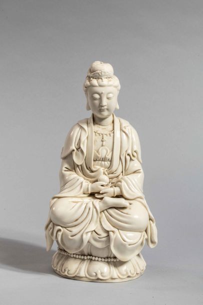 null Le Boddhisatva GUANYIN figuré assis en méditation sur une base lotiforme vêtu...