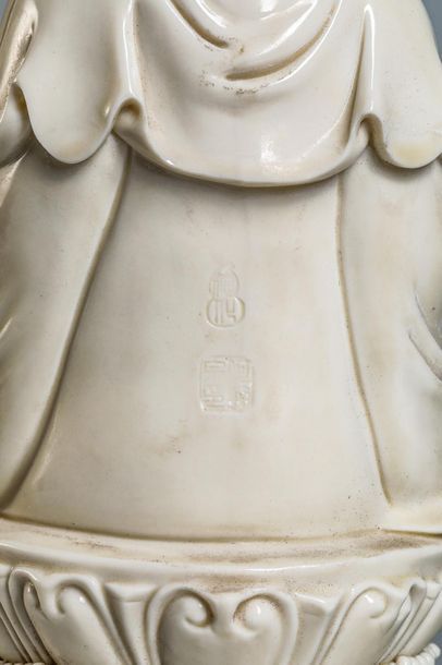 null Le Boddhisatva GUANYIN figuré assis en méditation sur une base lotiforme vêtu...