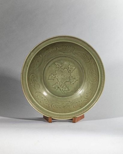 null Dish in thick LONGQUAN porcelain with incised decoration under a monochrome...