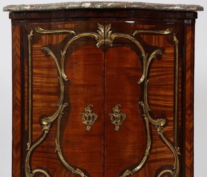 null VERY BEAUTIFUL AND CORNERED MARKED REGENCY ATTR. A MIGEON

In veneer marquetry...