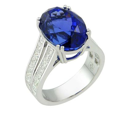 null White gold jewellery ring centred on a rare NATURAL oval tanzanite with an exceptional...