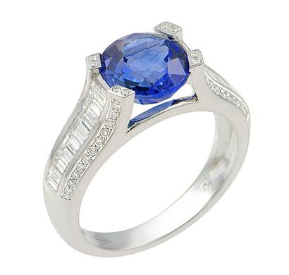 null White gold ring centred on a CEYLAN natural cushion sapphire in an intense and...