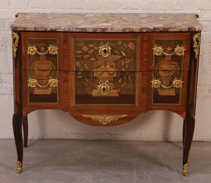 null COMMODE SAUTEUSE MARQUETE PORTANT L'ESTAMP. DE LEONARD BOUDIN

(Maître en 1761)

En...