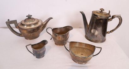 null SERVICE A THE IN METAL SILVER ENGLISH

Comprising a teapot, a sugar bowl, 2...