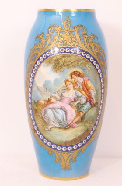 null PAINTED PORCAINE VASE OF LIMOGES

In blue and gold porcelain, decorated with...