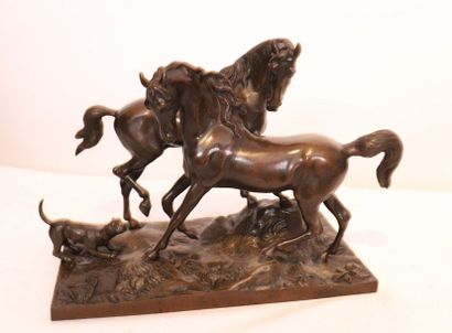 null GROUPE ANIMALIER EN BRONZE "DEUX CHEVAUX EN ACCOLADE AU CHIEN" ATTR. A Théodore...