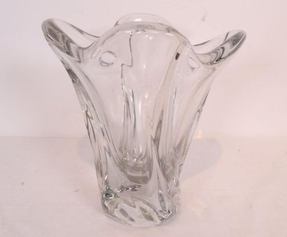 null DAUM FRANCE

Moulded crystal vase with polylobate flared neck. Signed at the...