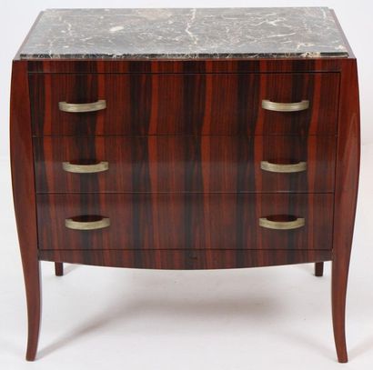 null CHEST OF DRAWERS IN EBONY OF MACASSAR

In Macassar ebony, three drawer front...