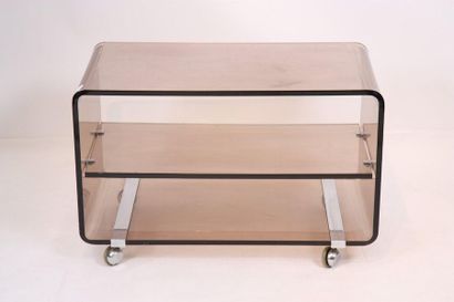 null PLEXI COFFEE TABLE 1970

Made of plexi and chromed metal, resting on four casters.

70's...