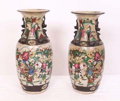 null PAIR OF CHINA CANTON VASES

In polychrome porcelain with cracked bottom.

19th...