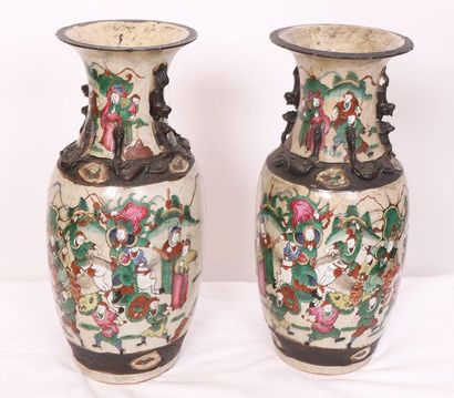 null PAIR OF CHINA CANTON VASES

In polychrome porcelain with cracked bottom.

19th...