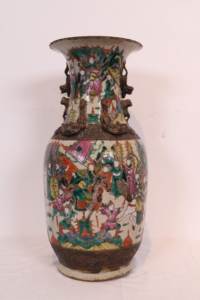 null CHINE - CANTON

Grand en vase en céramique craquelé à décor polychrome de scènes...