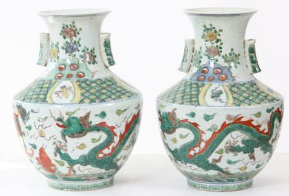 null PAIR OF CHINA VASES 

Porcelain with polychrome decoration of dragons and plants....
