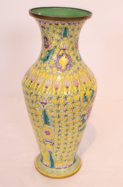 null VASE EN CLOISONNE à décor polychrome de fleurs sur fond jaune. Base et col ceinturés...